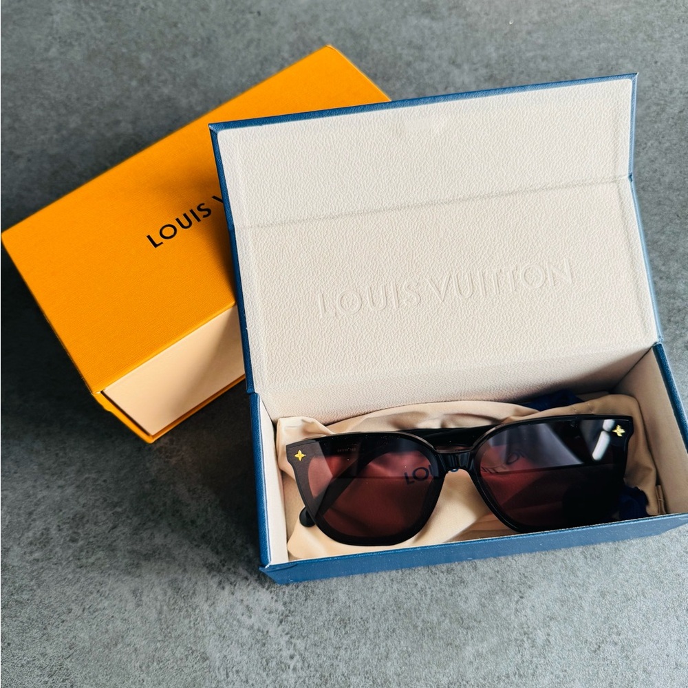 Like New Louis Vuitton Monogram Black Frame Sunglasses